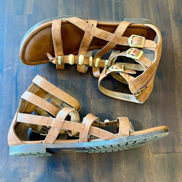 Sofft “Rio” Studded Leather Gladiator Sandals - Picture 8 of 10